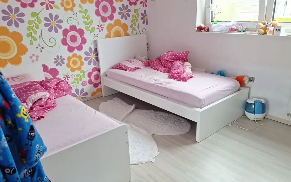Kinderkamer met lichte vloer na de schoonmaak