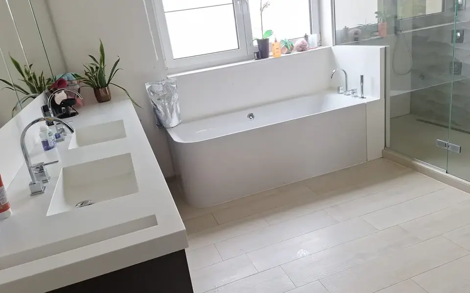 Badkamer met bad en douche na een grondige poetsbeurt