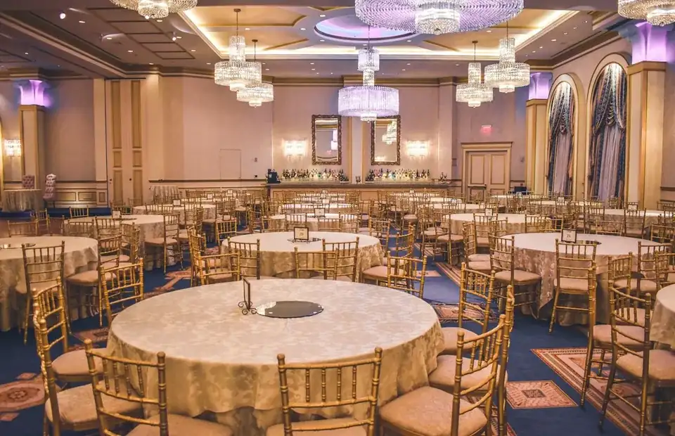 Gedekte tafels in een evenementenruimte