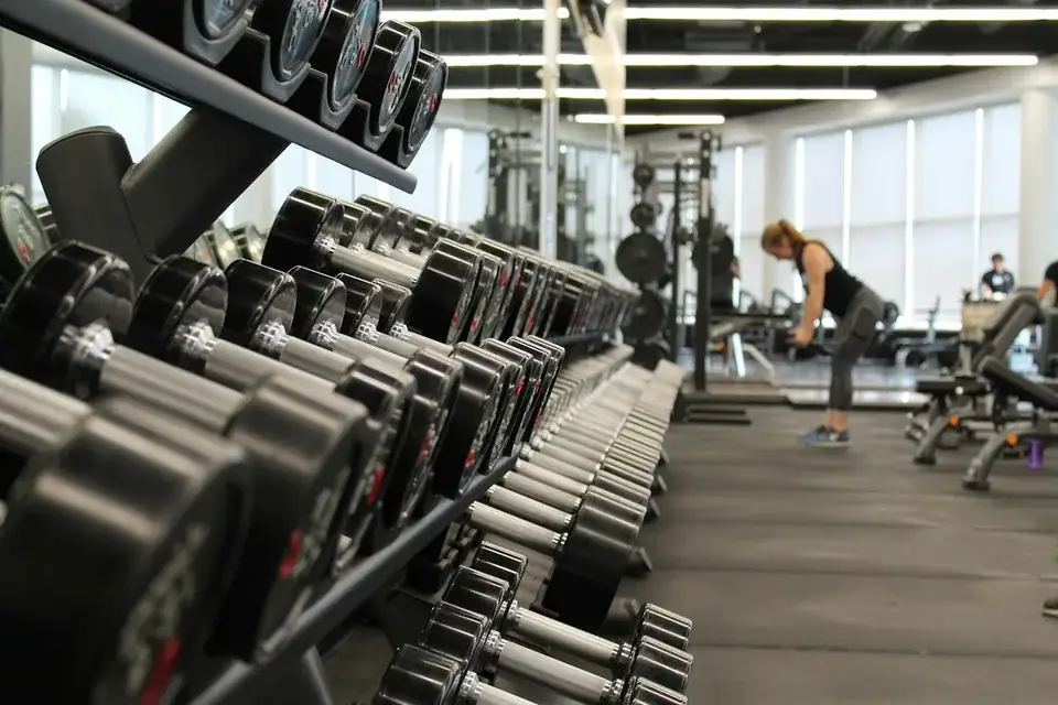 Fitnessruimte met sporttoestellen en vrije vloerzones