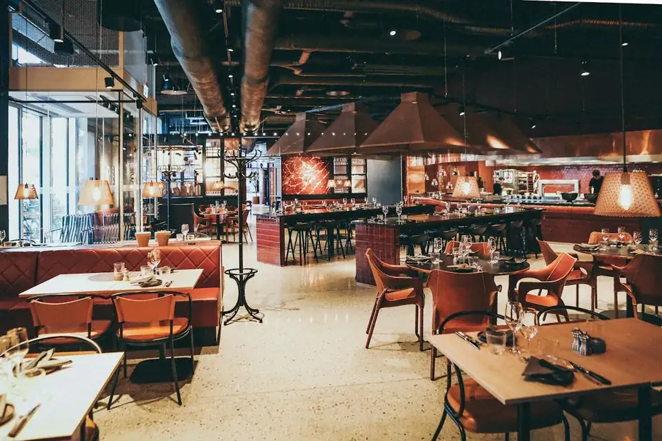 Sfeervol restaurantinterieur met gedekte tafels