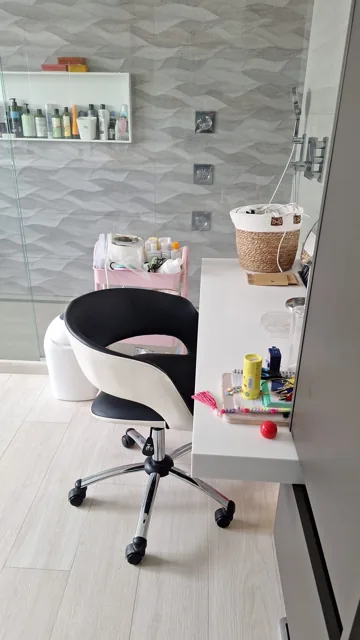 Badkamer met tegelvloer, wastafelmeubel en douche