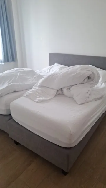 Dubbel bed en houten vloer in een slaapkamer